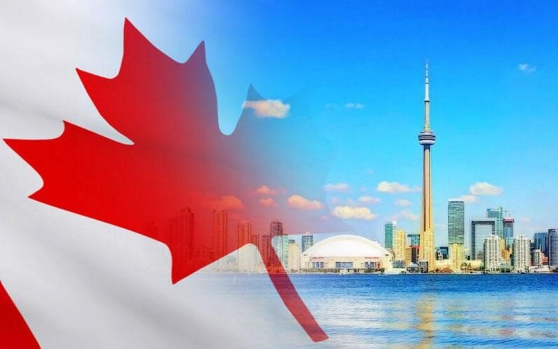 تصویری از یکی از شهرهای معروف کانادا در کنارپرچم این کشور برای عنوان چند نکته طلایی در مورد ویزای مولتی کانادا انتخاب شده است.