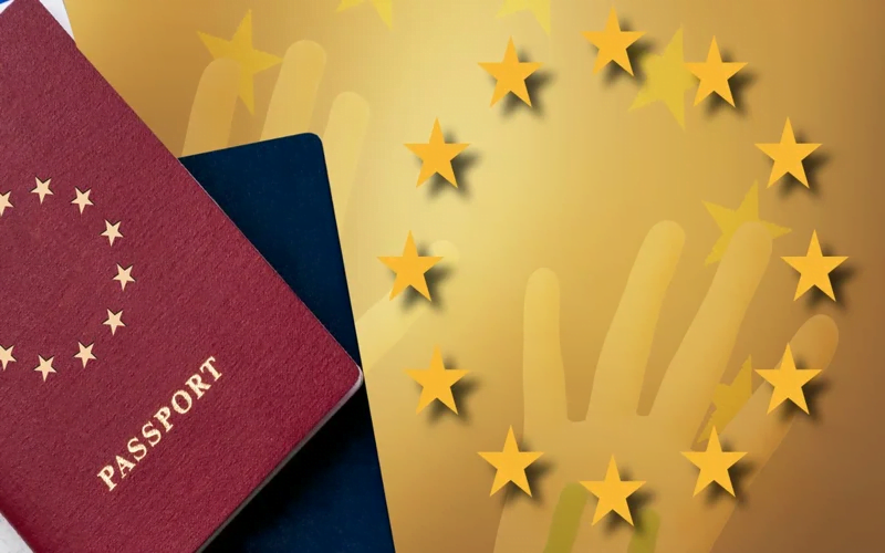 تصویری از پاسپورت و ساره های طلائی برای عنوان معیارهای واجد شرایط بودن برای برنامه ویزای طلایی یونان انتخاب شده است.