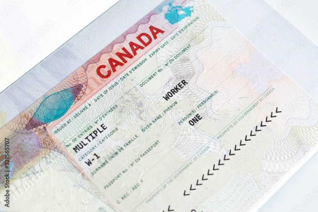 تصویری از صفحه‌ی اصلی پاسپورت کانادا برای عنوان ویزای کار موقت کانادا (Temporary Work Visa) انتخاب شده است.