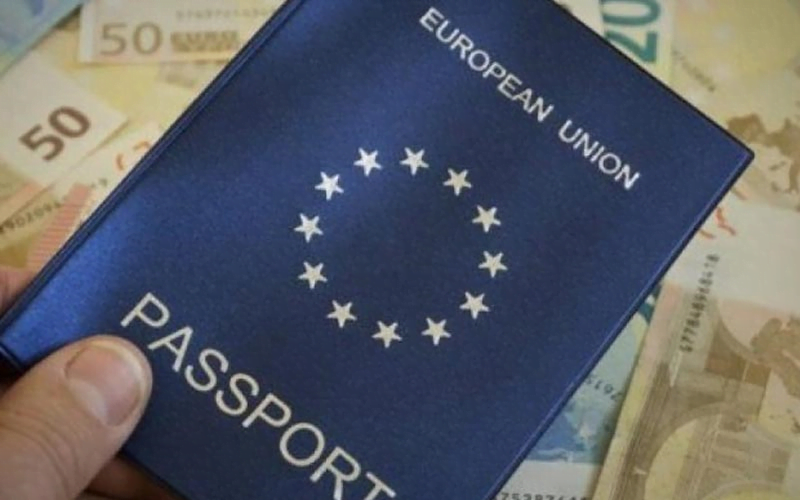 تصویری از پاسپورت کشور یونان برای عنوان اخذ اقامت یونان 2023 انتخاب شده است.