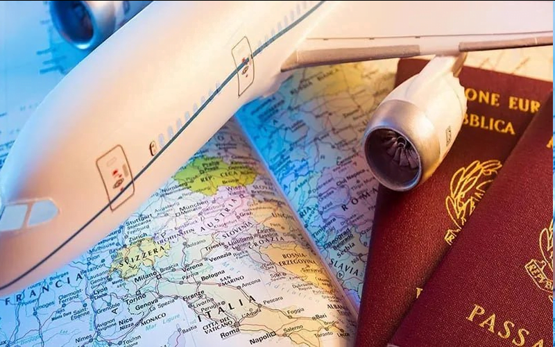 تصویری از پاسپورت و هواپیما بر روی نقشه برای عنوان اخذ اقامت کشور فرانسه انتخاب شده است.