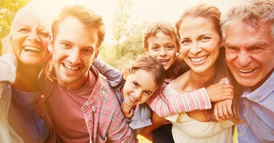 تصویری از یک خانواده‌ی خوشحال برای عنوان ویزای حمایت از خانواده کانادا (Family Sponsorship Program) انتخاب شده است.