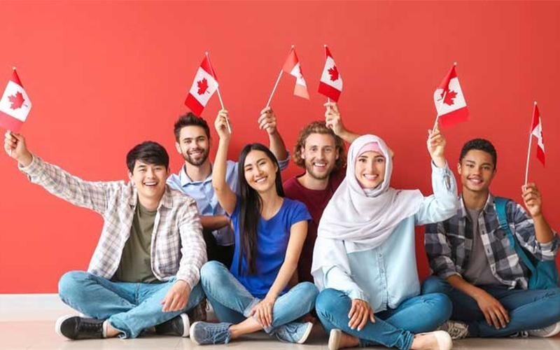 تصویری از دانش آموزان با ملیت های متفاوت برای عنوان نحوه دریافت ویزای دانش‌آموزی در کانادا انتخاب شده است.