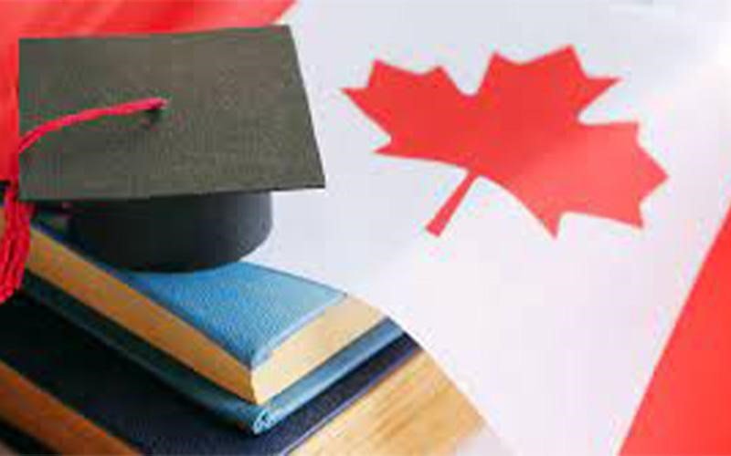 تصویری از کلاه فارغ التحصیلی و پرچم کانادا برای عنوان سیستم آموزشی در مقاطع نهم تا دوازدهم انتخاب شده است.