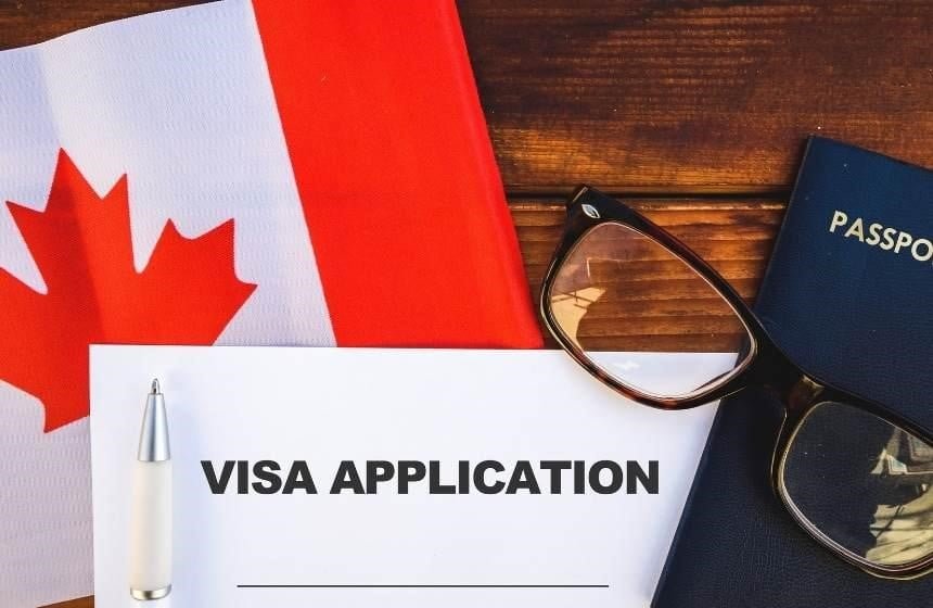 تصویری از پاسپورت کانادا به همراه پرچم کانادا برای عنوان مدارک لازم برای دریافت ویزای کانادا چیست انتخاب شده است.