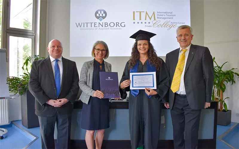 تصویری از دانشجوی فارغ التحصیل دانشگاه itm برای عنوان معرفی کالج ITM اتریش انتخاب شده است.