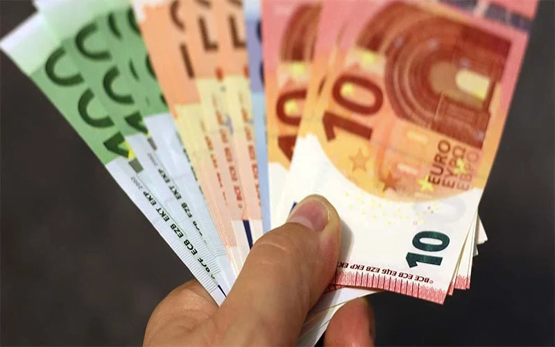 تصویری از چندین یورو برای عنوان هزینه‌های تحصیلی و زندگی در اتریش انتخاب شده است.