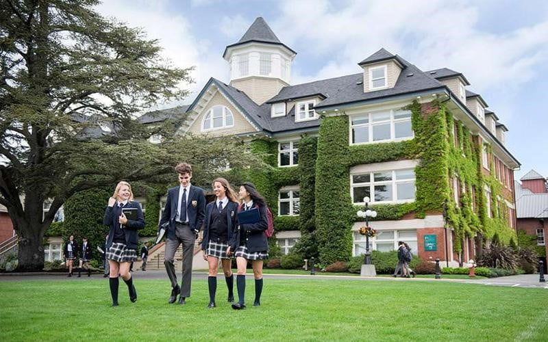 تصویری از دانش آموزان در محوطه ی مدرسه برای عنوان ددلاین مدارس کانادا انتخاب شده است.