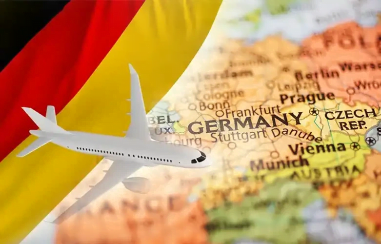تصویری از پرچم آلمان در کنار هواپیما و آلمان بر روی نقشه برای عنوان مهاجرت به آلمان از طریق ازدواج انتخاب شده است.