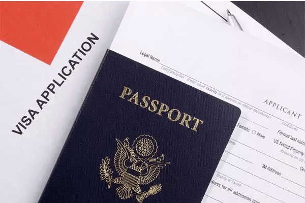تصویری از پاسپورت و فرم ویزا برای عنوان مدارک لازم برای مهاجرت به آلمان و هلند انتخاب شده است.