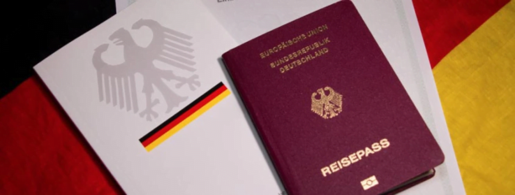 تصویری از پاسپورت آلمان برای عنوان مهاجرت به آلمان ‏بدون مدرک زبان انتخاب شده است.