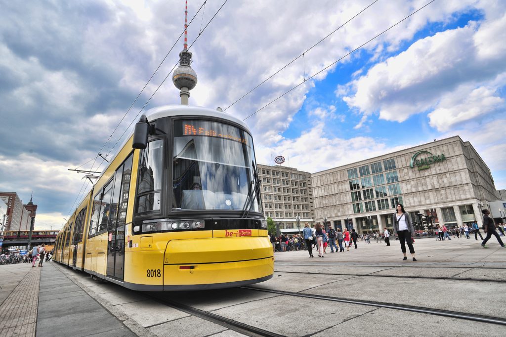 تصویری از قطار برقی در آلمان برای عنوان سیستم حمل‌ونقل عمومی انتخاب شده است.
